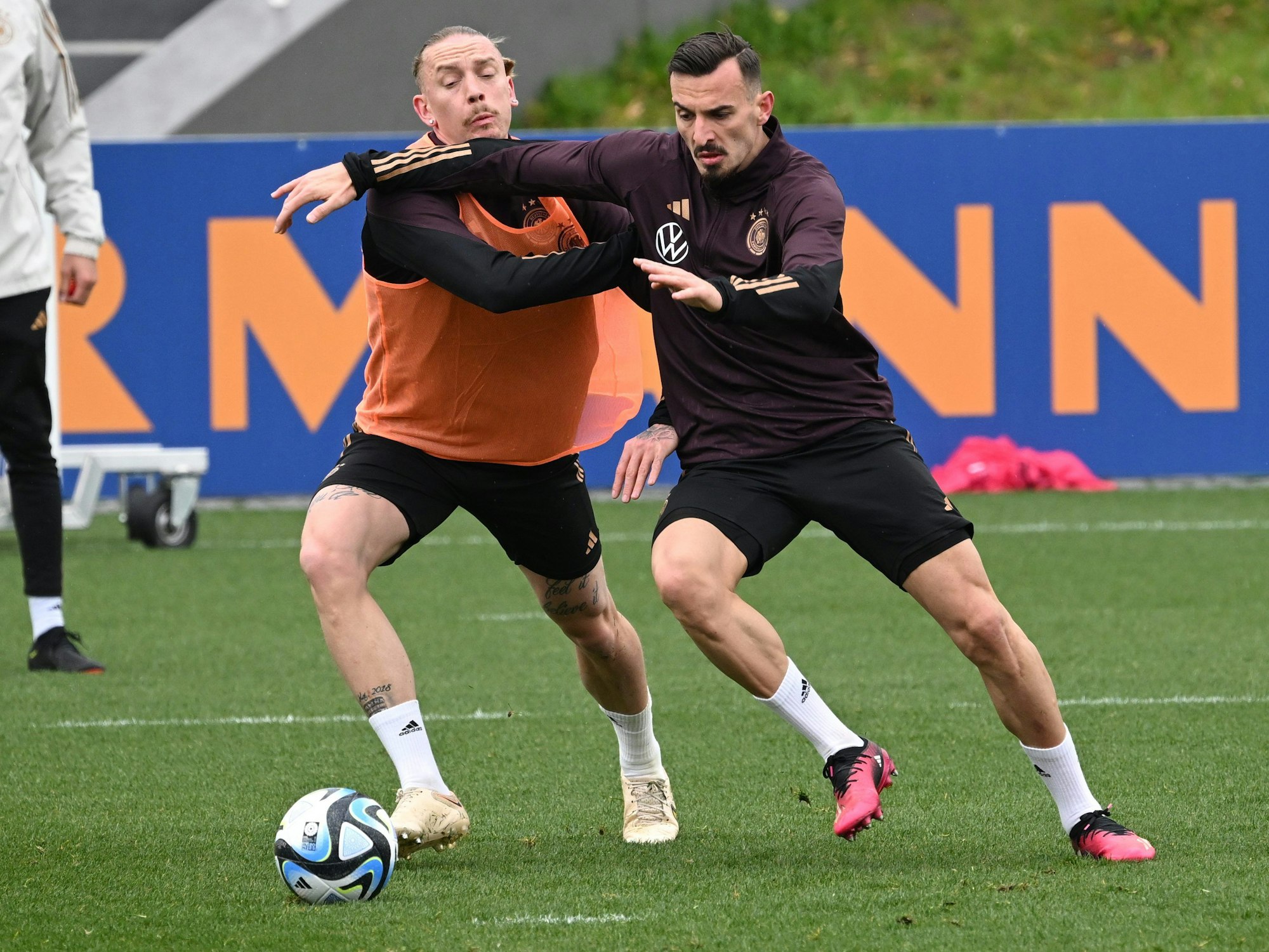 Marius Wolf (l) und Mergim Berisha sind beim Training der Nationalmannschaft auf dem Trainingsplatz des DFB-Campus in Aktion.