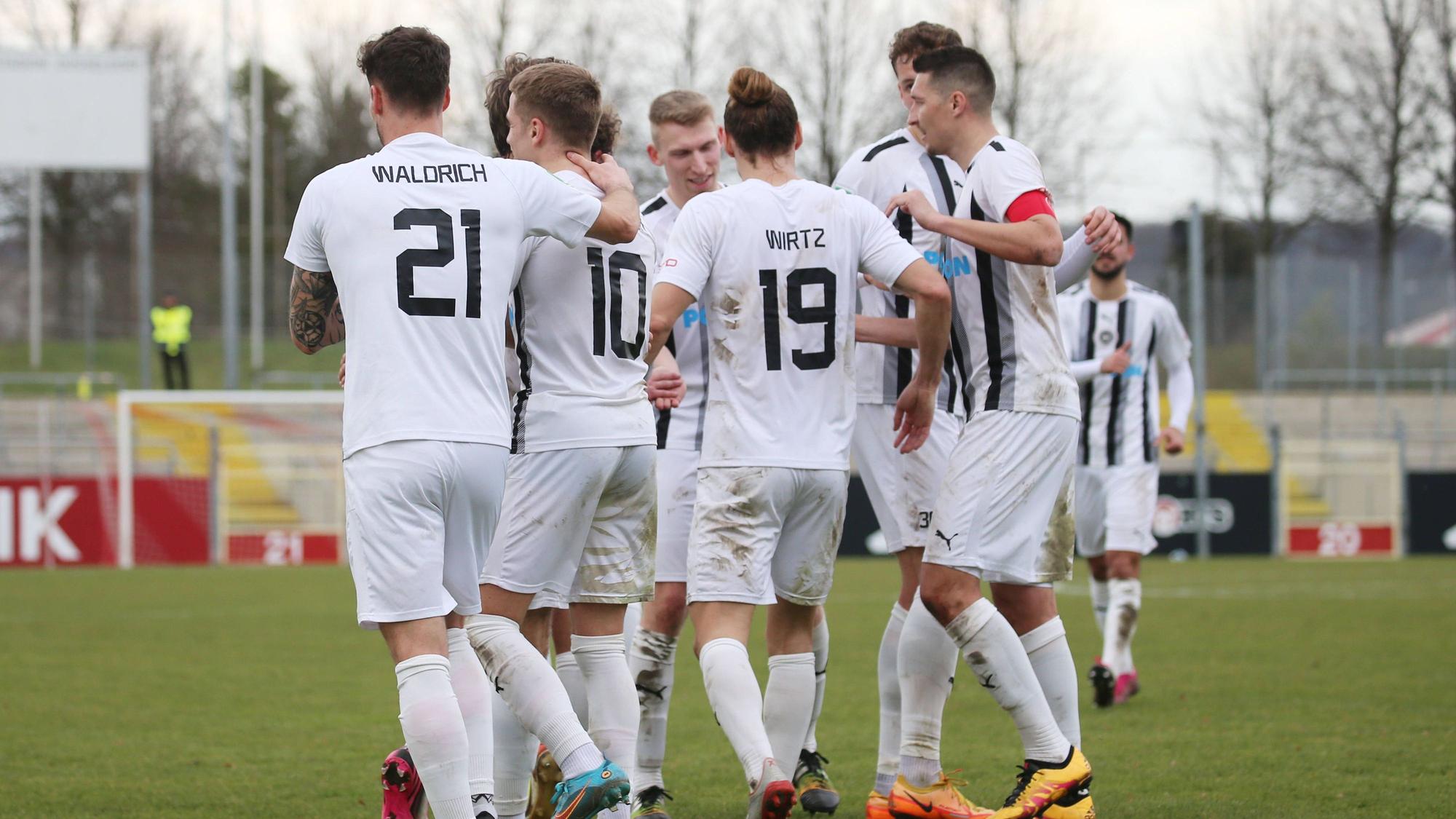 Die Spieler des 1. FC Kaan-Marienborn stehen bei einem Spiel in der Regionalliga West zusammen.