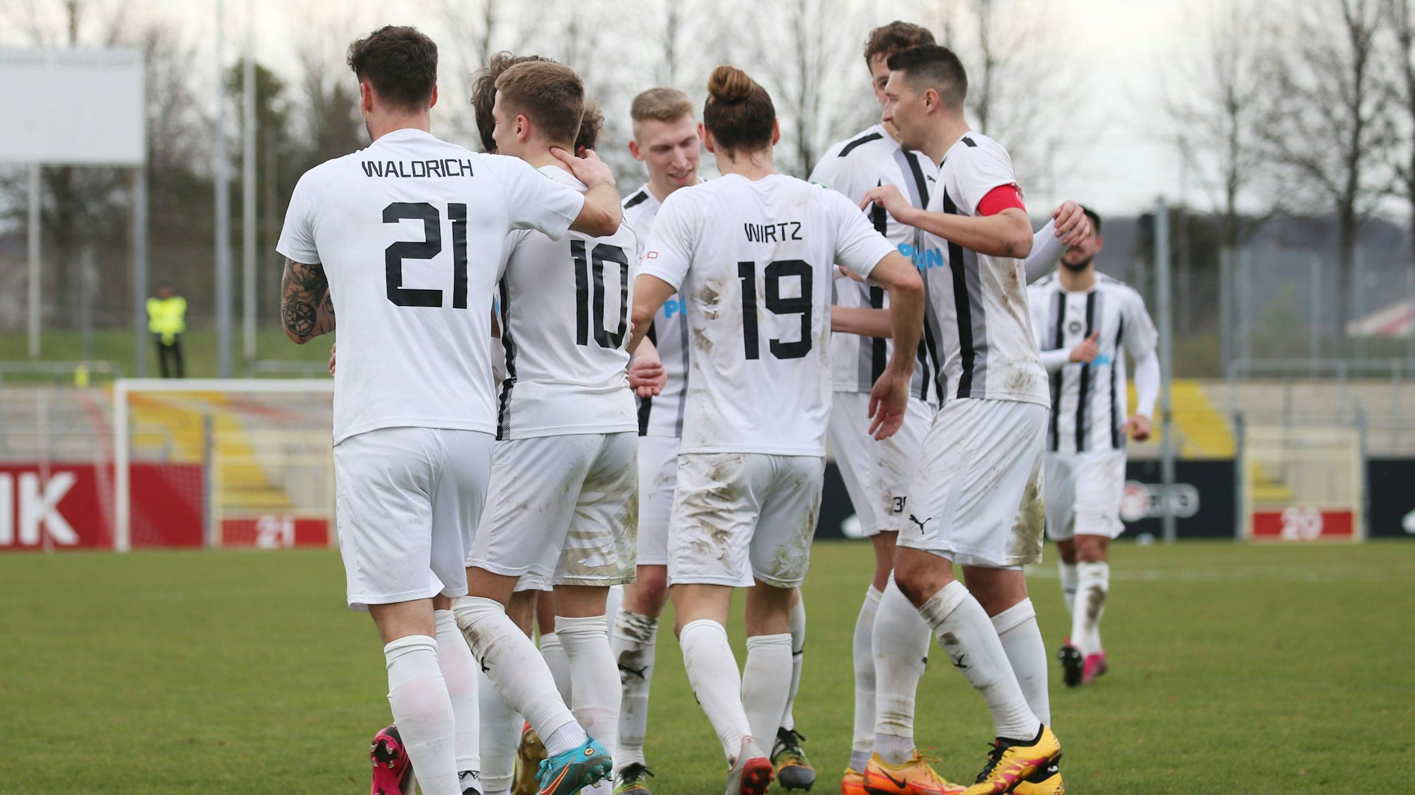 Die Spieler des 1. FC Kaan-Marienborn stehen bei einem Spiel in der Regionalliga West zusammen.