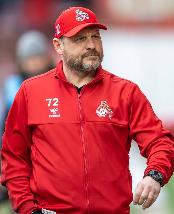 Steffen Baumgart geht im Stadion an der Seitenlinie entlang.