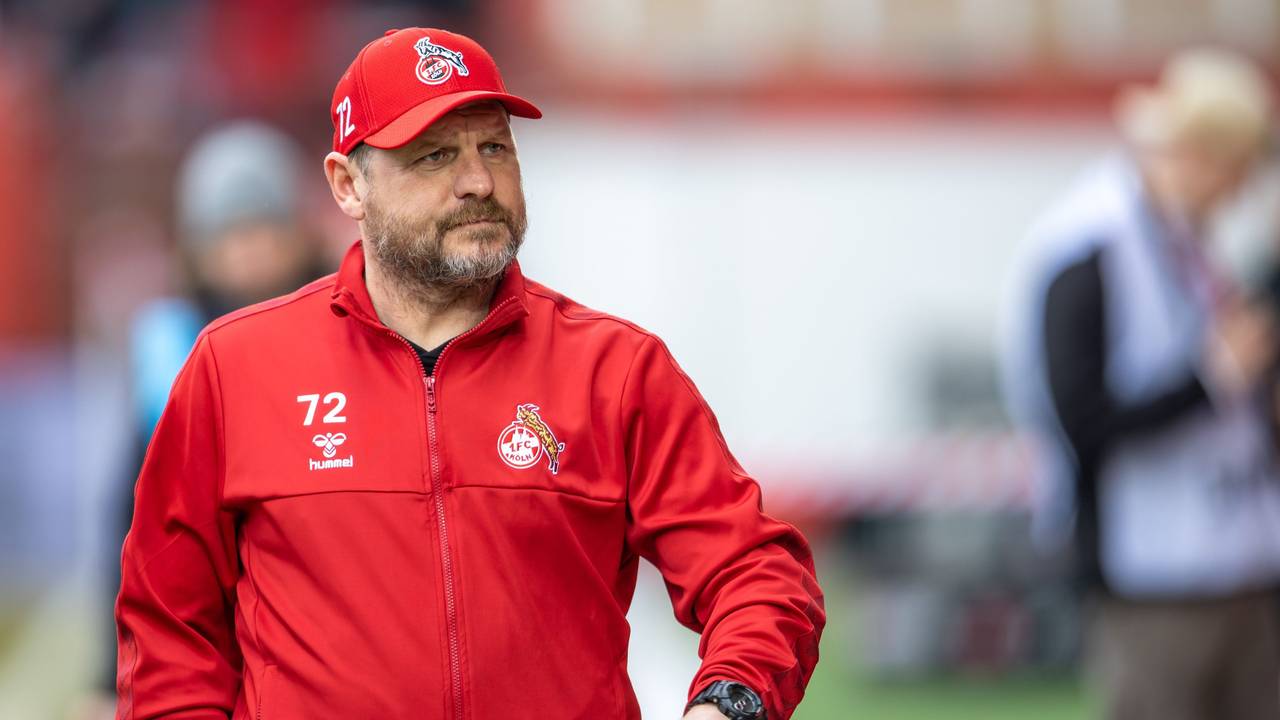Steffen Baumgart geht im Stadion an der Seitenlinie entlang.