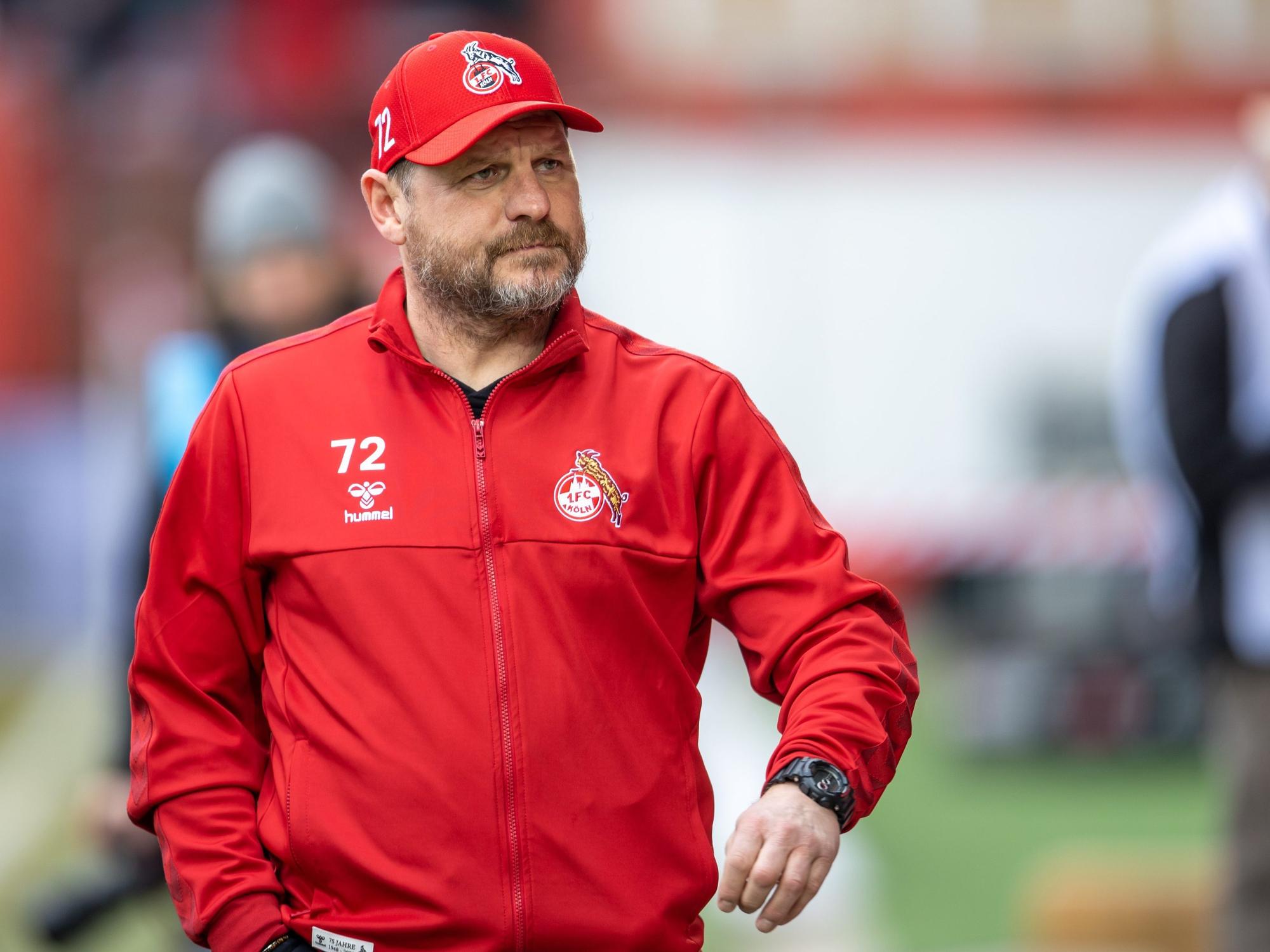 Steffen Baumgart geht im Stadion an der Seitenlinie entlang.
