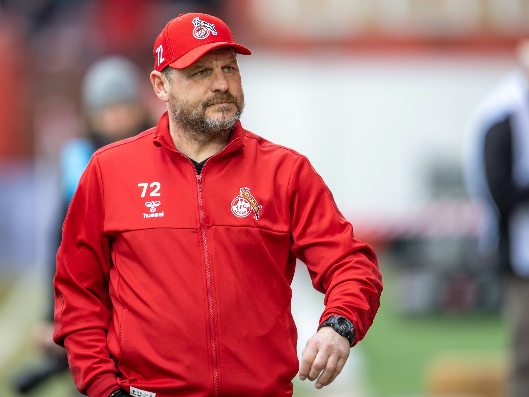 Steffen Baumgart geht im Stadion an der Seitenlinie entlang.