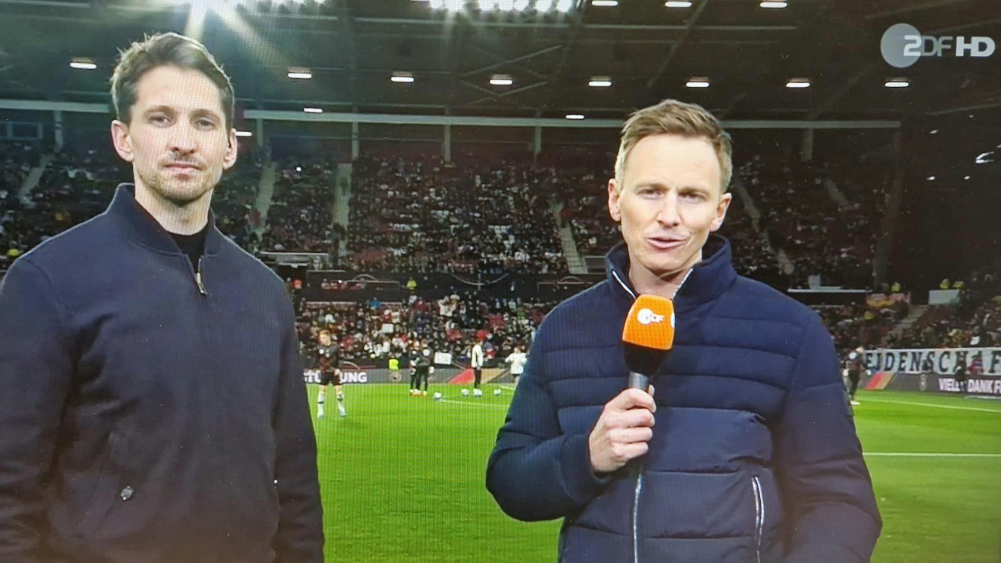 ZDF-Kommentator Jochen Breyer (r.) und Experte Rene Adler am Samstag (25. März 2023) vor dem Spiel der deutschen Nationalmannschaft gegen Peru.