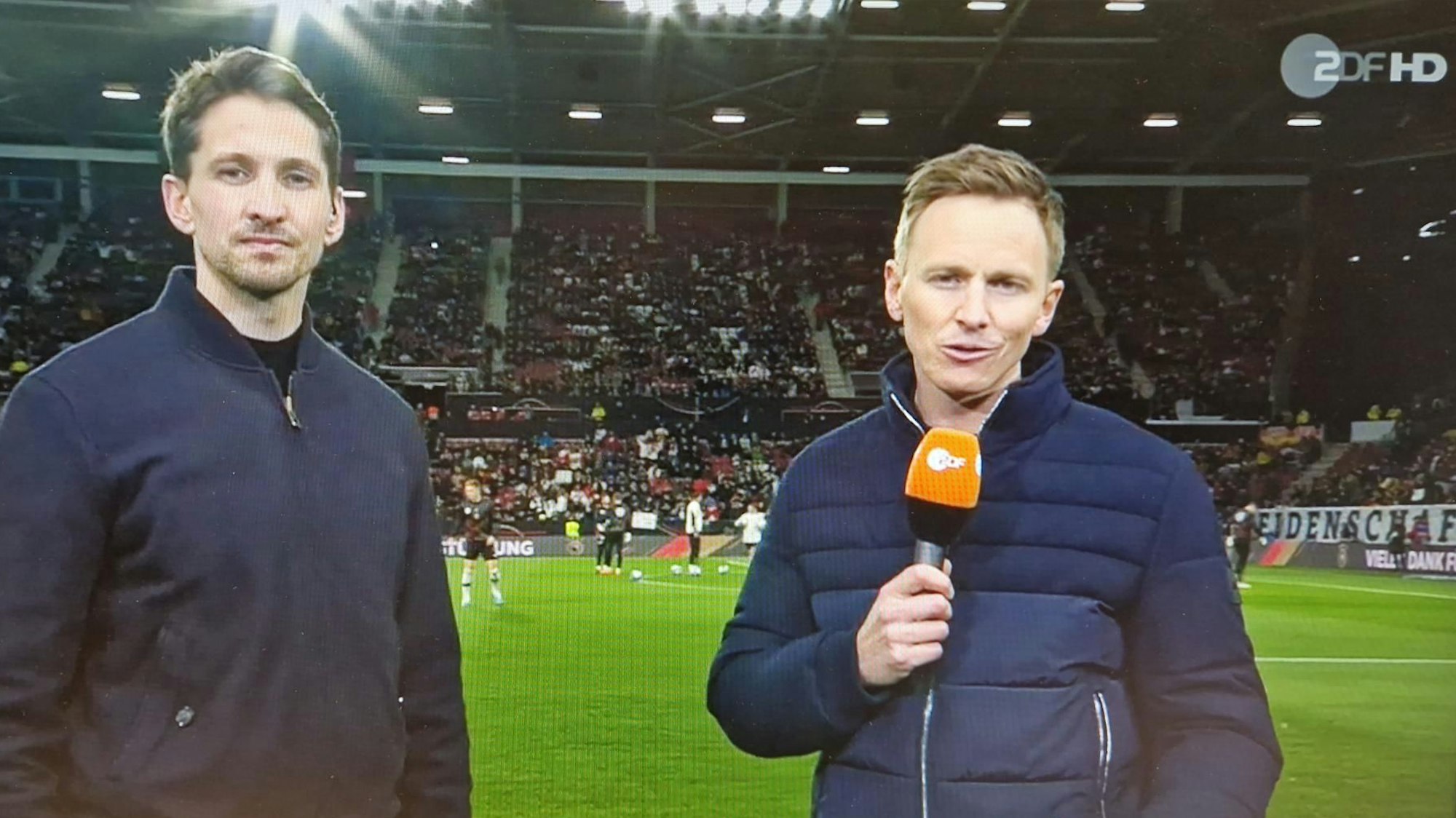 ZDF-Kommentator Jochen Breyer (r.) und Experte Rene Adler am Samstag (25. März 2023) vor dem Spiel der deutschen Nationalmannschaft gegen Peru.