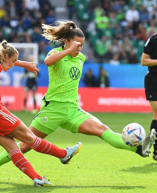 Lena Oberdorf blockt den Schuss von Georgia Stanway.