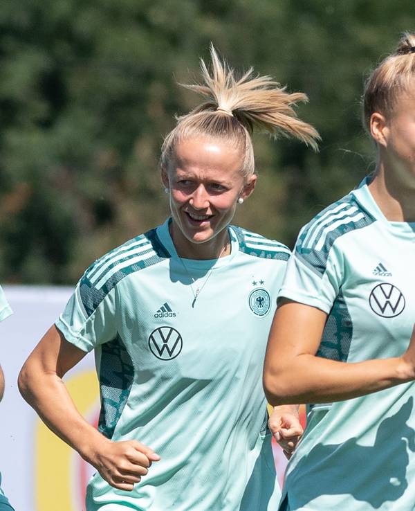 Lea Schüller (M) läuft im Training der deutschen Frauen-Nationalmannschaft hinter Sophia Kleinherne (l) und Giulia Gwinn her.