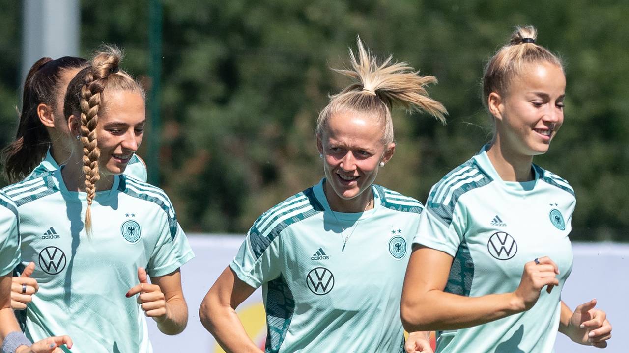 Lea Schüller (M) läuft im Training der deutschen Frauen-Nationalmannschaft hinter Sophia Kleinherne (l) und Giulia Gwinn her.