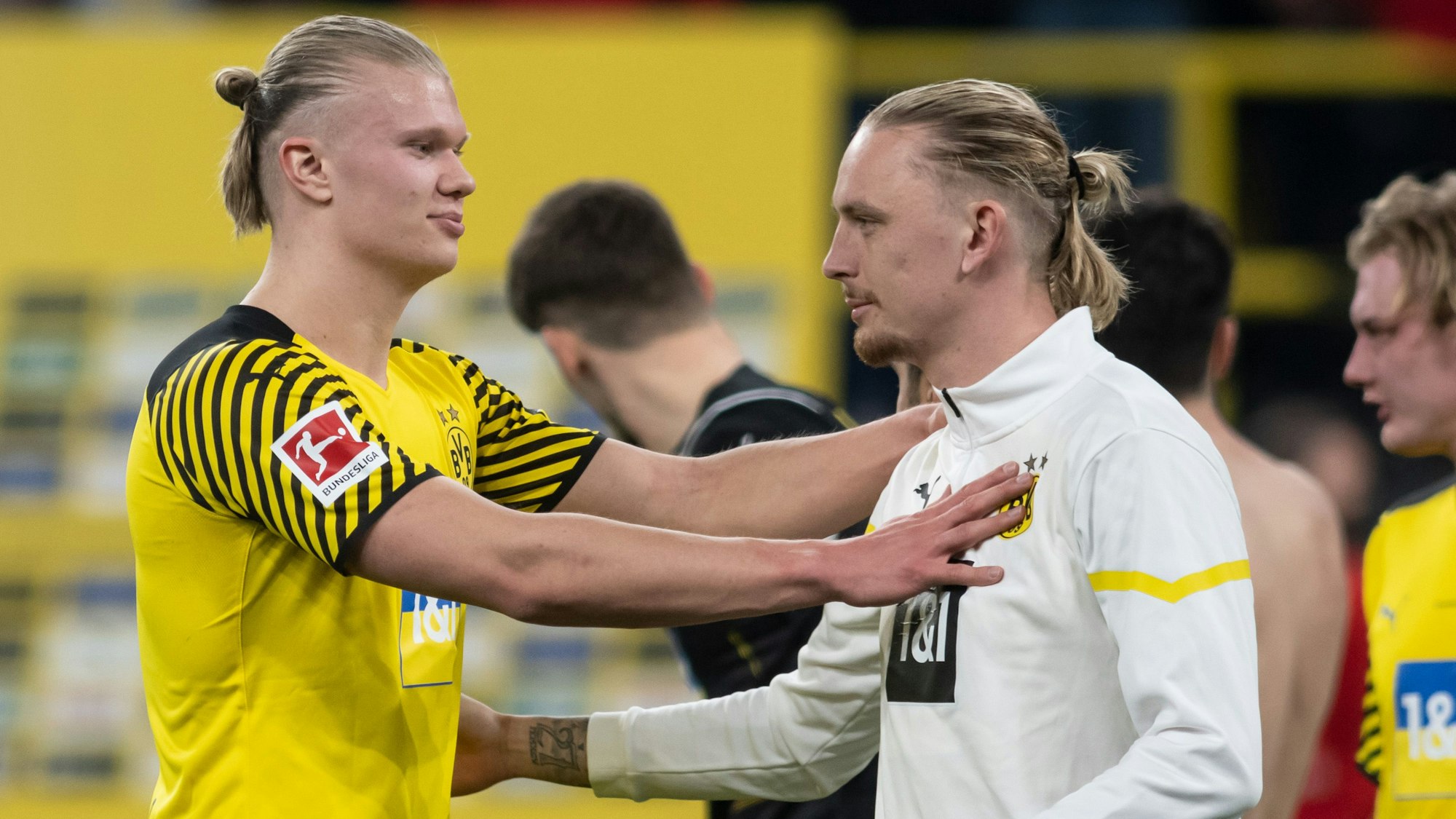 Erling Haaland (l) gratuliert nach dem Spiel von Borussia Dortmund Torschütze Marius Wolf