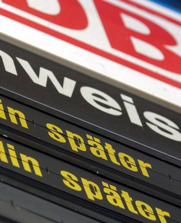 Das Bild zeigt eine Anzeigetafel der Deutschen Bahn mit den Hinweisen „40 Minuten später“ und „30 Minuten später“.