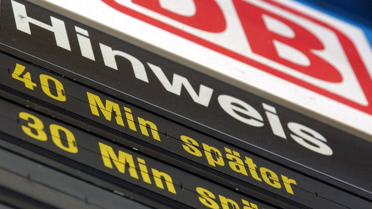 Das Bild zeigt eine Anzeigetafel der Deutschen Bahn mit den Hinweisen „40 Minuten später“ und „30 Minuten später“.