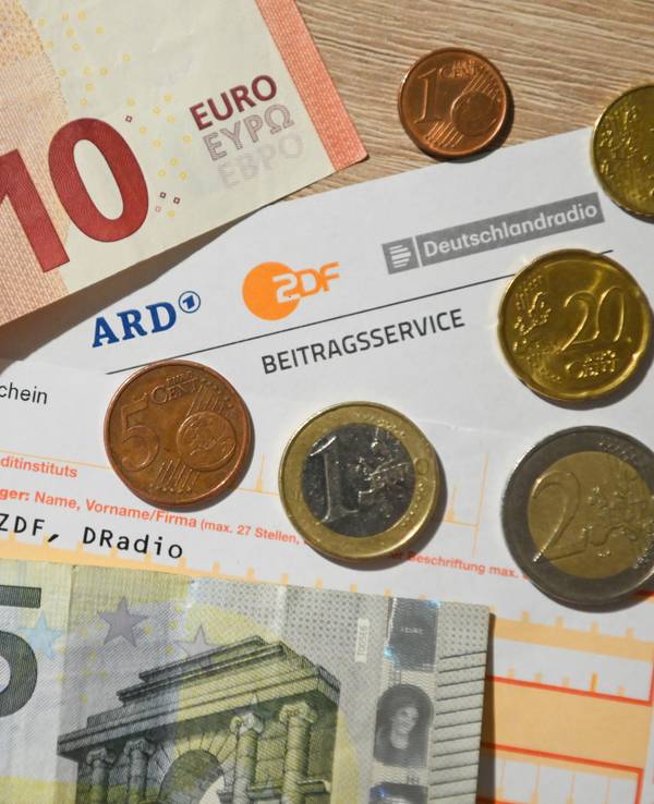 18,36 Euro liegen in Scheinen und Münzen rund um ein Schreiben und einen Überweisungsträger zum Rundfunkbeitrag.
