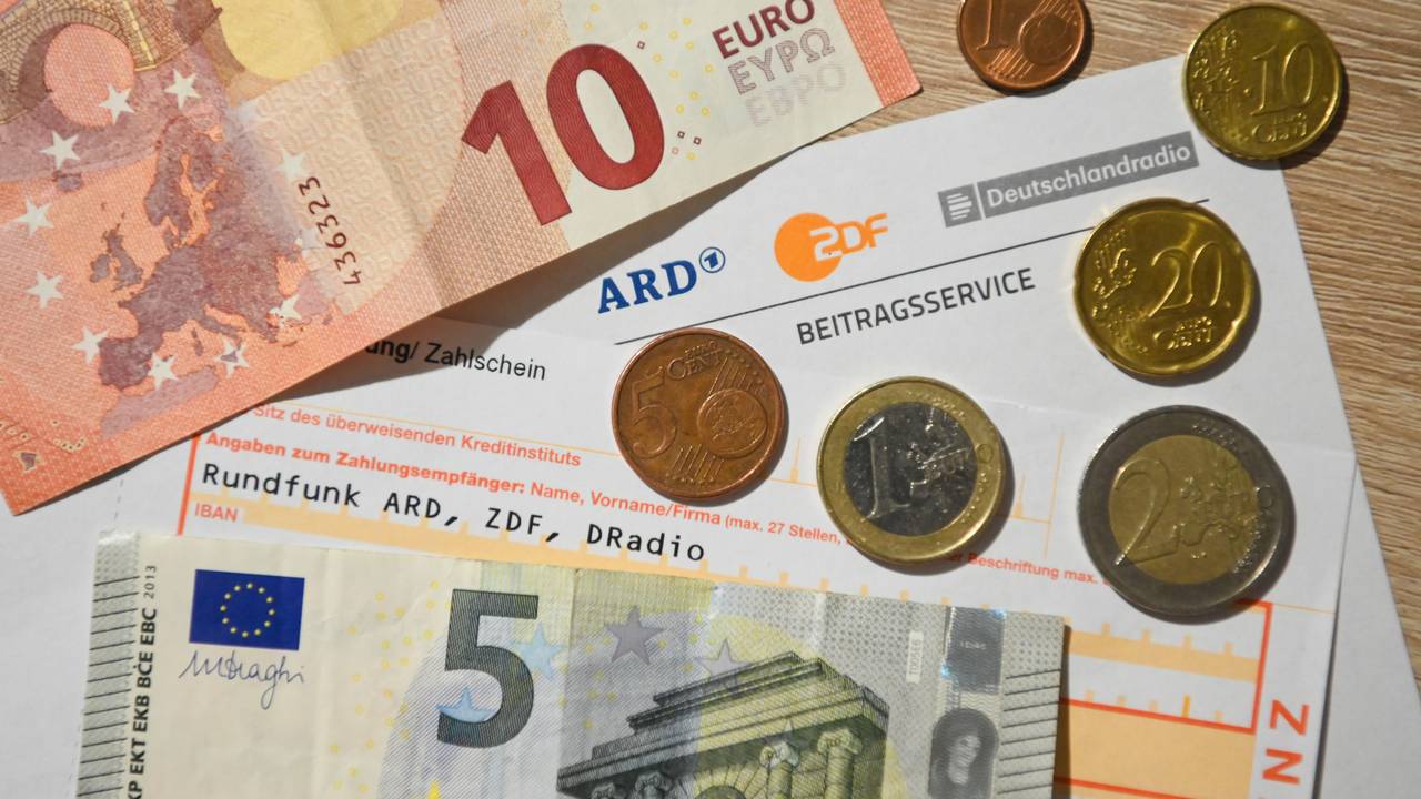 18,36 Euro liegen in Scheinen und Münzen rund um ein Schreiben und einen Überweisungsträger zum Rundfunkbeitrag.