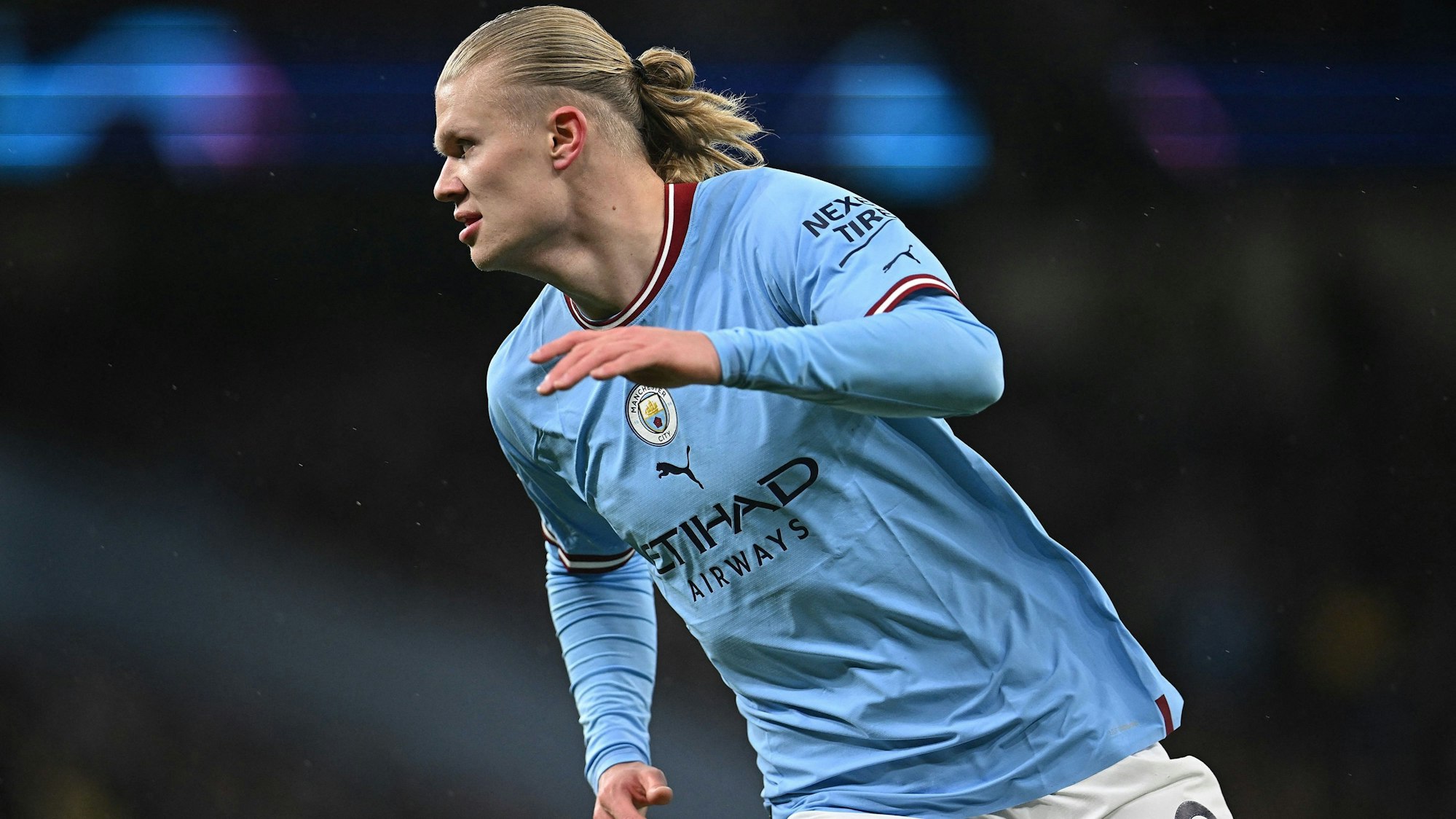 Erling Haaland läuft im Spiel von Manchester City über den Platz.
