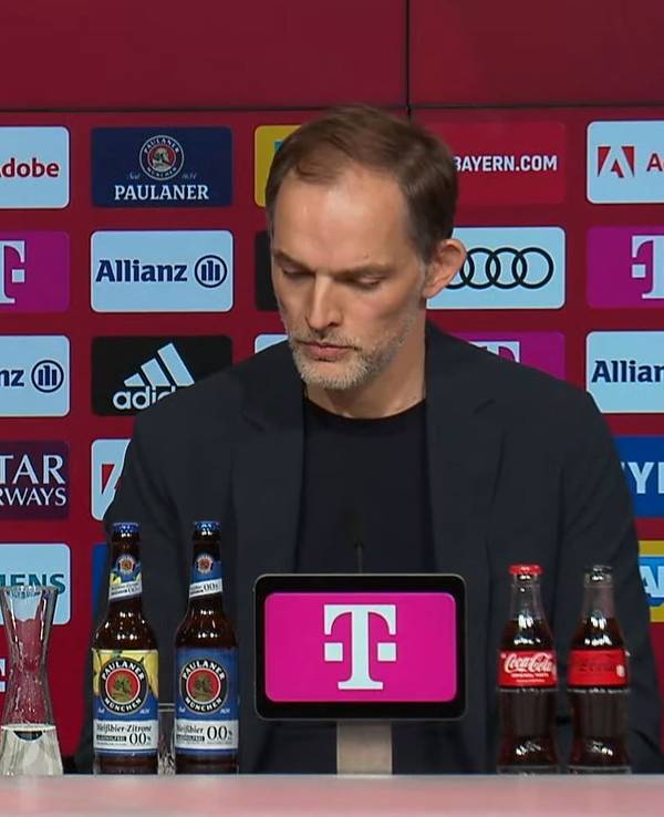Oliver Kahn und Thomas Tuchel sitzen auf der Antritts-Pressekonferenz des neuen Trainers beim FC Bayern München.