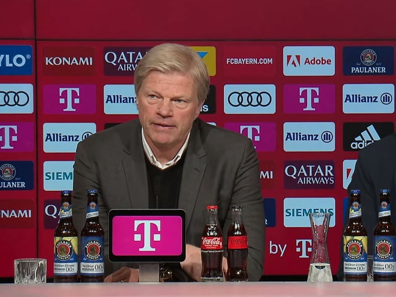 Oliver Kahn und Thomas Tuchel sitzen auf der Antritts-Pressekonferenz des neuen Trainers beim FC Bayern München.