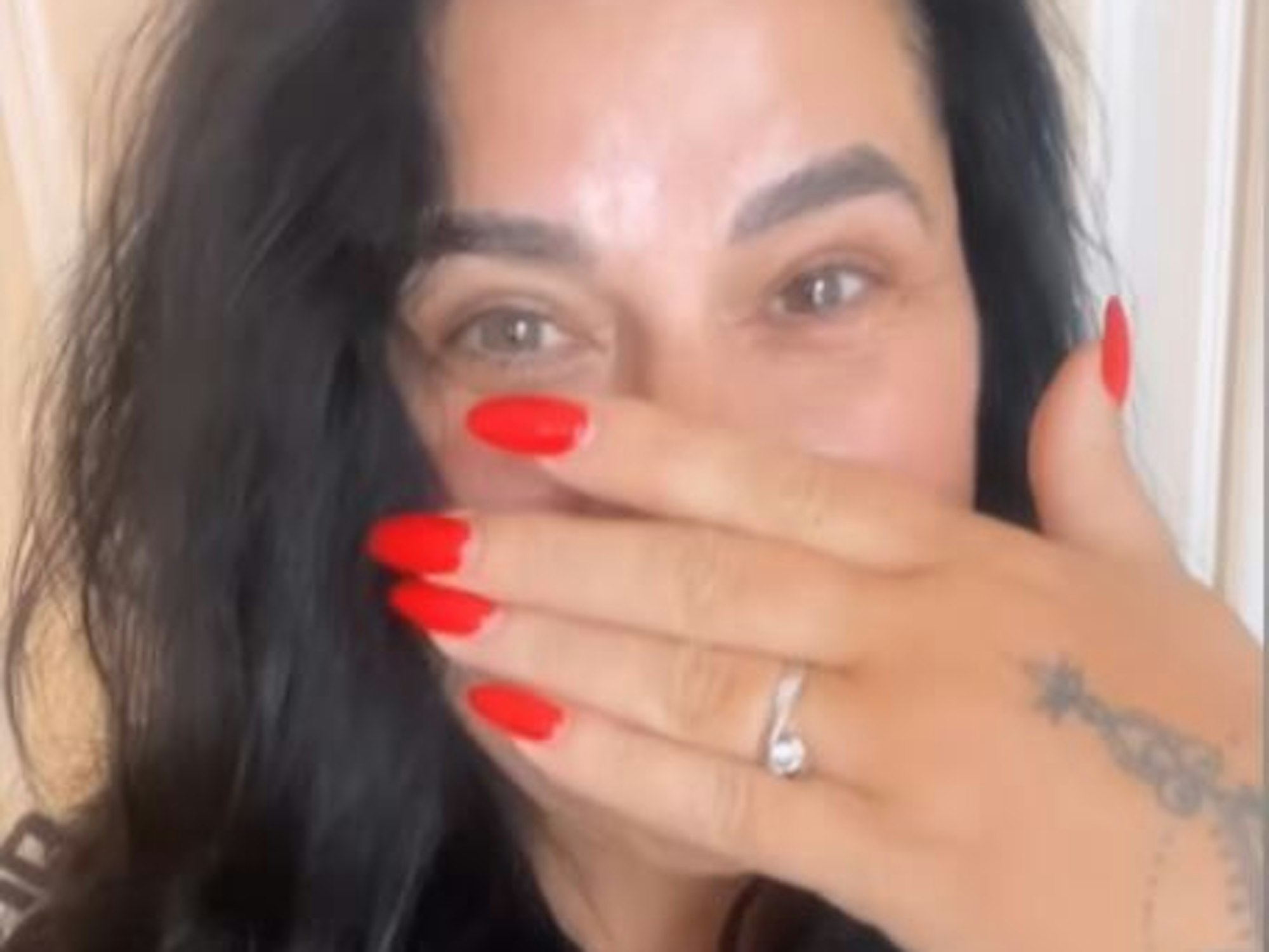 Iris Klein hält sich in einer Instagram-Story die Hand vor den Mund.