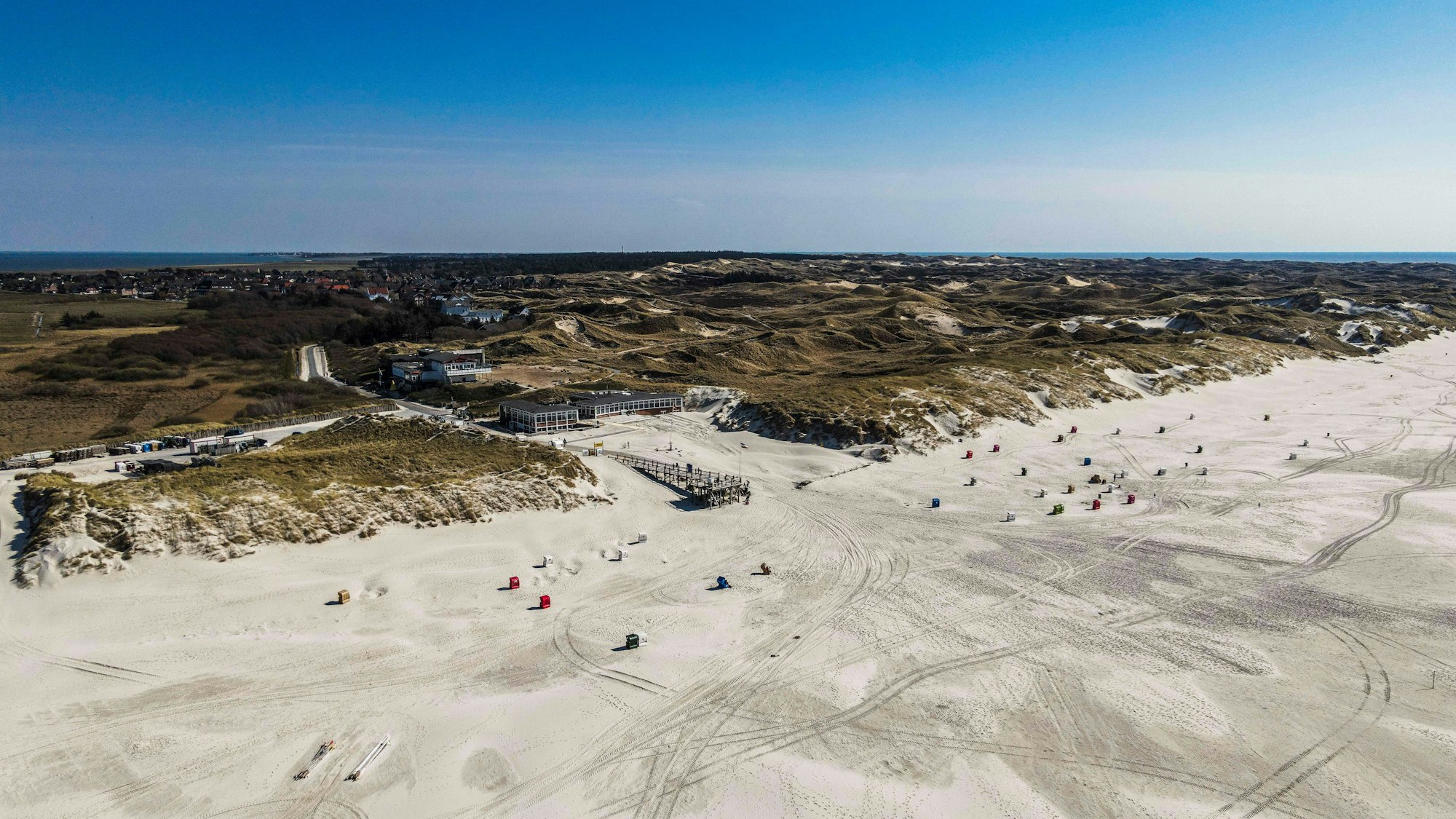 Die Sonne scheint auf den Strand von Norddorf auf der Nordseeinsel Amrum.