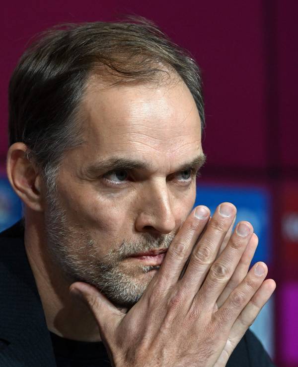 Thomas Tuchel sitzt bei seiner Vorstellung als neuer Trainer des FC Bayern am Rednerpult.