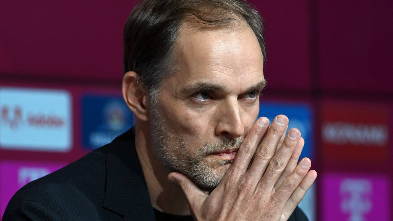 Thomas Tuchel sitzt bei seiner Vorstellung als neuer Trainer des FC Bayern am Rednerpult.