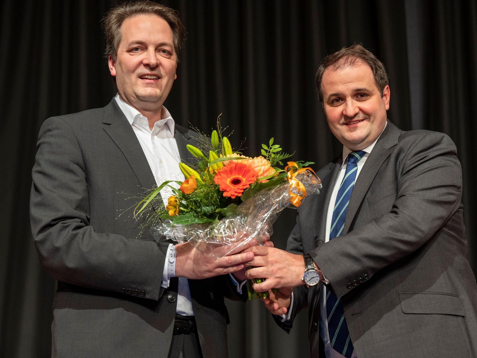 Nathanael Liminski gratuliert zur Wahl. Karl Alexander Mandl ist zum neuen Parteivorsitzenden gewählt worden.