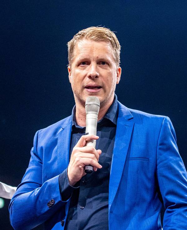 Comedian Oliver Pocher spricht beim Event "Beat & Box" mit Musik und Boxkämpfen als Ringsprecher.