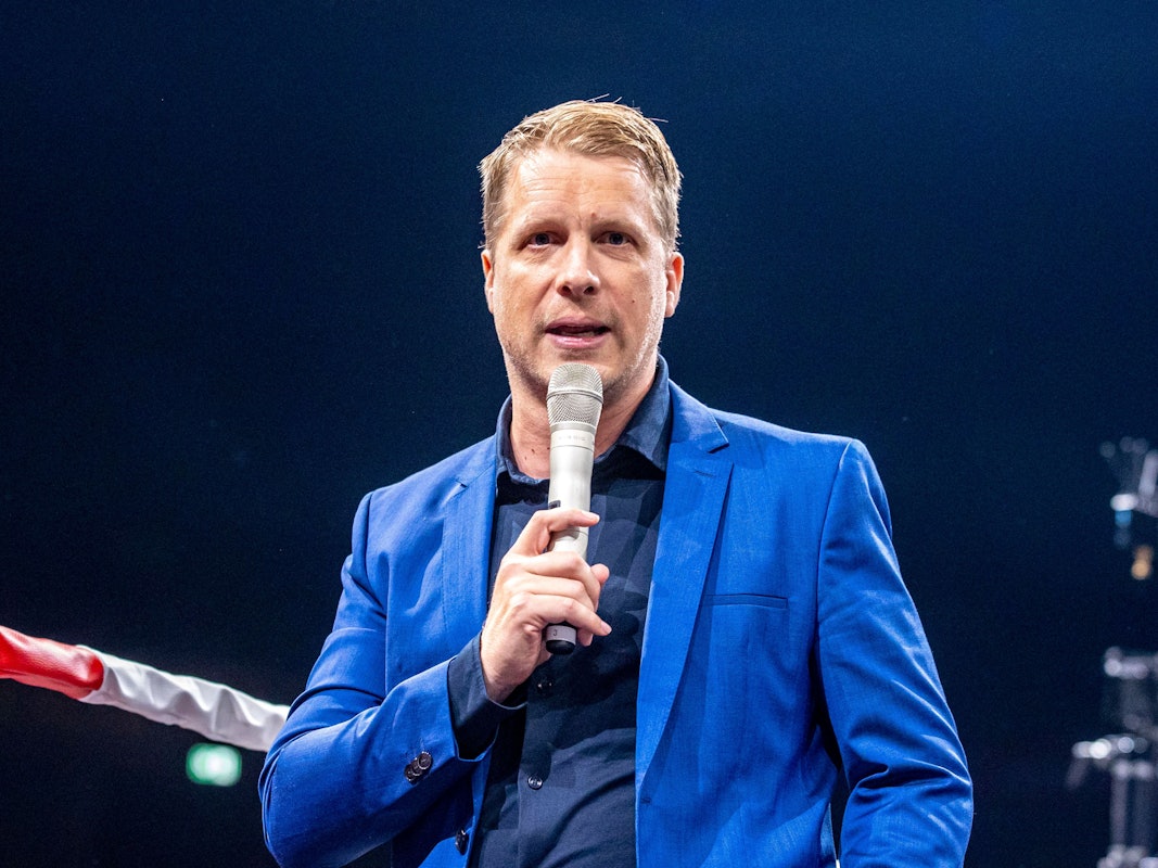 Comedian Oliver Pocher spricht beim Event "Beat & Box" mit Musik und Boxkämpfen als Ringsprecher.