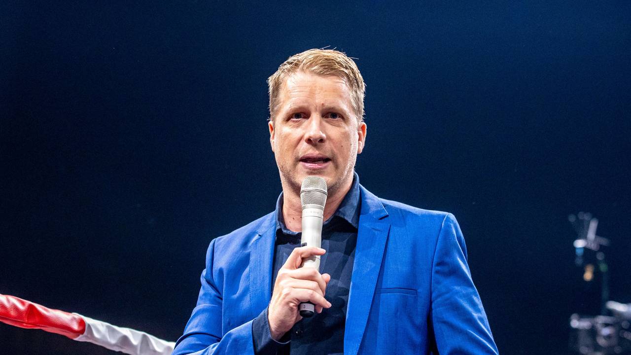 Comedian Oliver Pocher spricht beim Event "Beat & Box" mit Musik und Boxkämpfen als Ringsprecher.