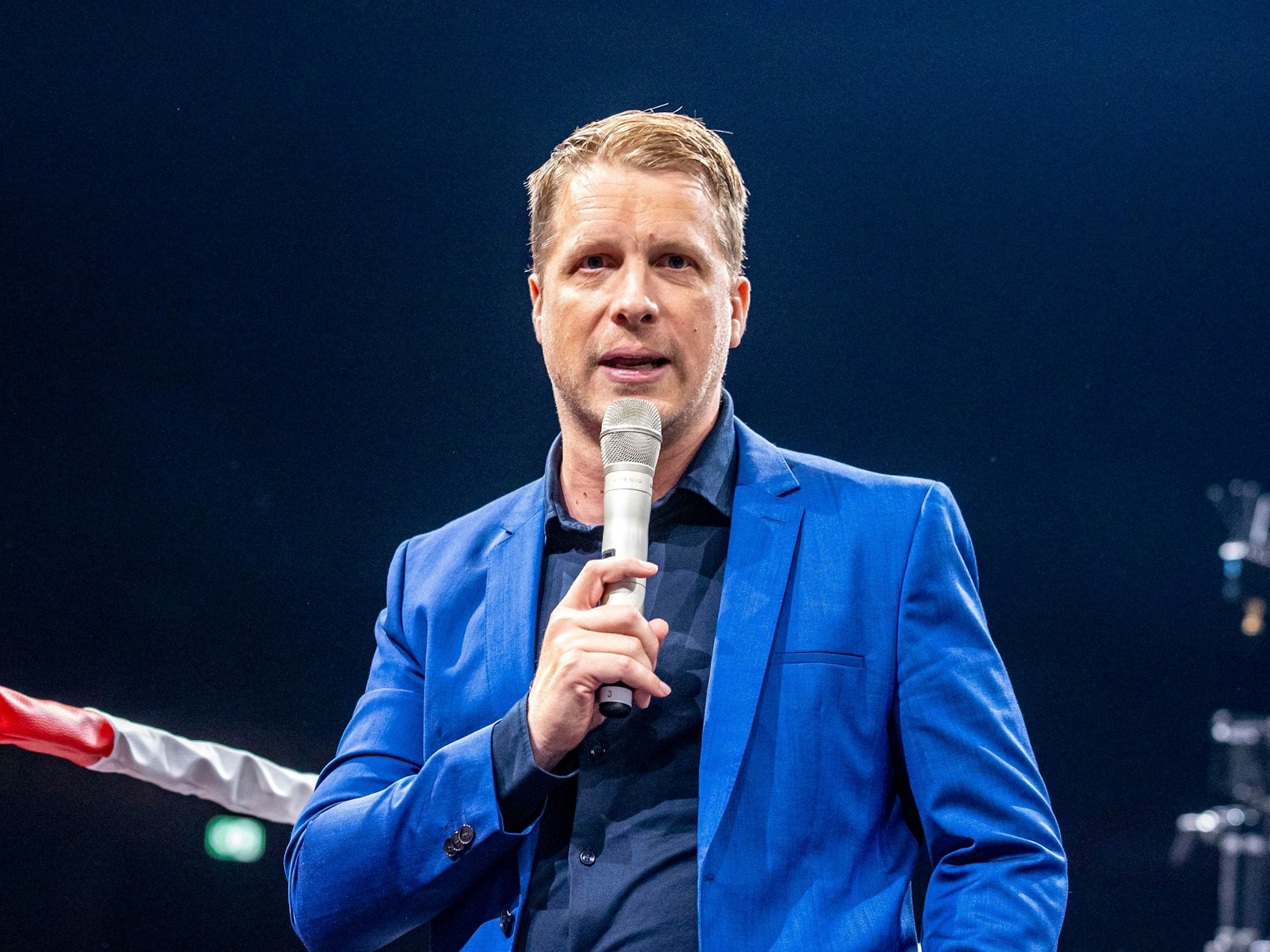 Comedian Oliver Pocher spricht beim Event "Beat & Box" mit Musik und Boxkämpfen als Ringsprecher.