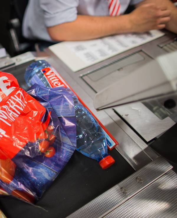 Eine Plastiktüte liegt auf dem Kassenband eines Rewe-Marktes in Düsseldorf.