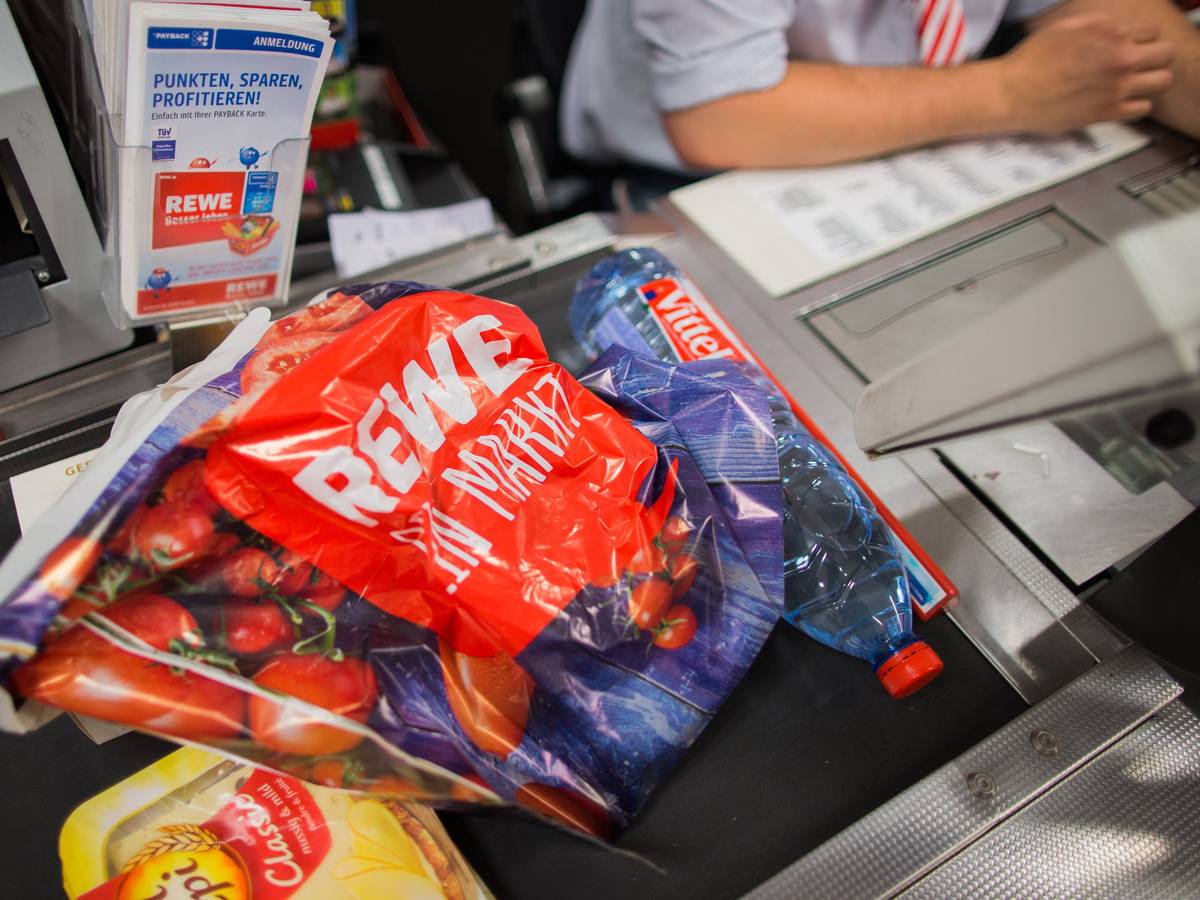 Eine Plastiktüte liegt auf dem Kassenband eines Rewe-Marktes in Düsseldorf.