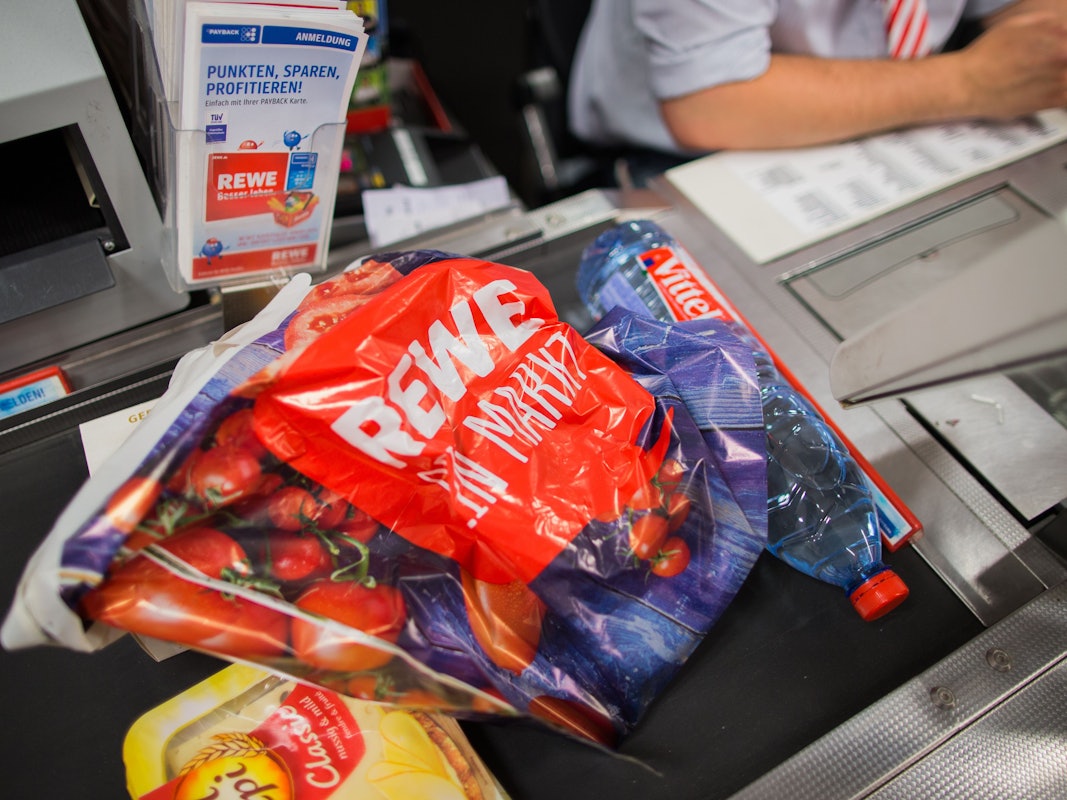 Eine Plastiktüte liegt auf dem Kassenband eines Rewe-Marktes in Düsseldorf.