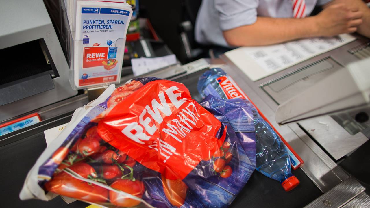 Eine Plastiktüte liegt auf dem Kassenband eines Rewe-Marktes in Düsseldorf.
