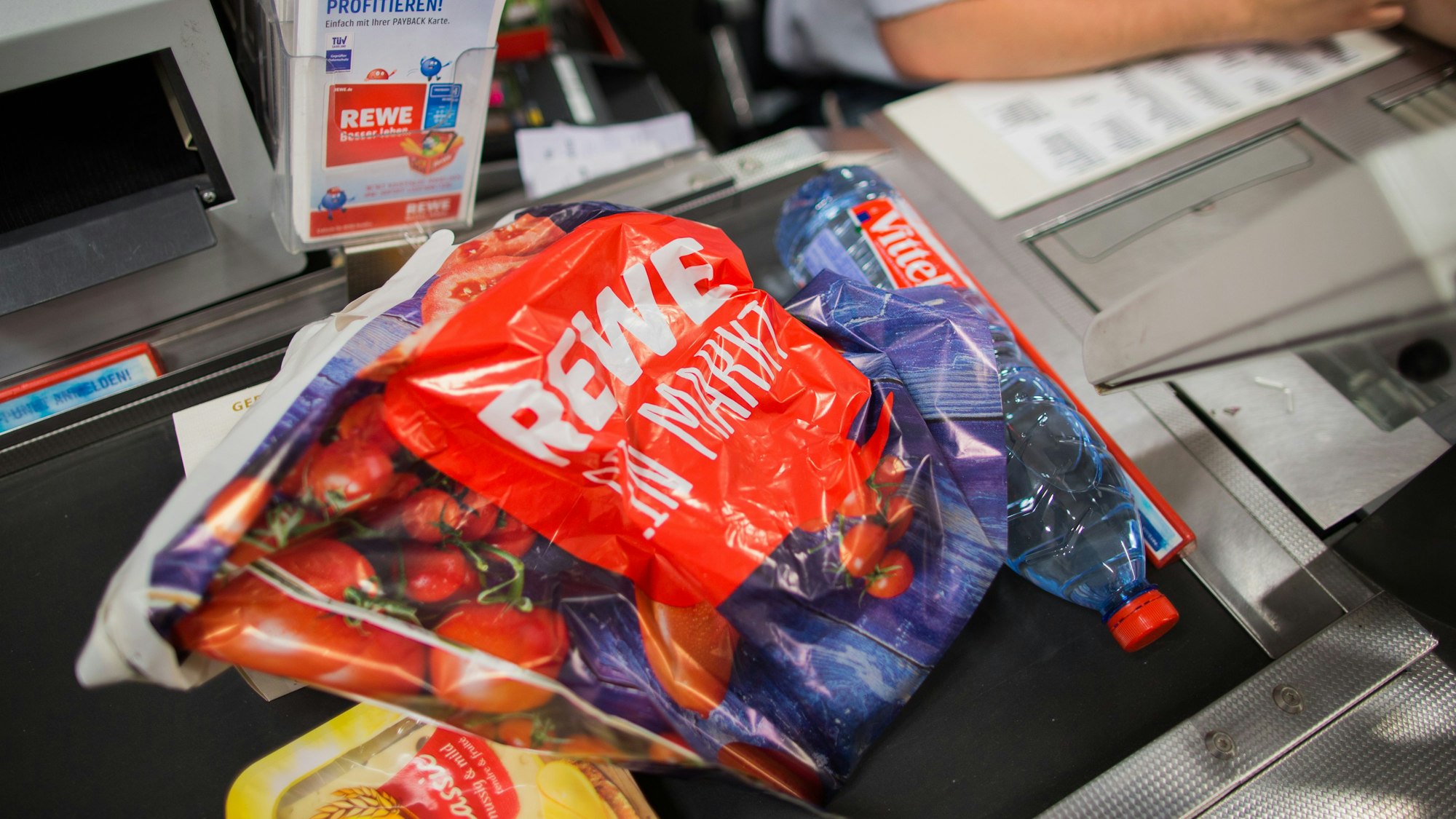 Eine Plastiktüte liegt auf dem Kassenband eines Rewe-Marktes in Düsseldorf.