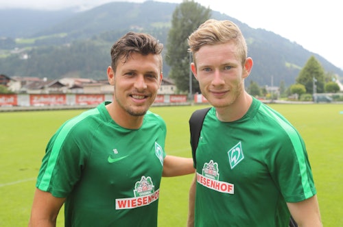 Florian Kainz posiert im Trainingslager mit seinem Teamkollegen Zlatko Junuzovic.