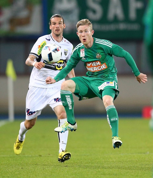 Florian Kainz blickt auf den Ball.