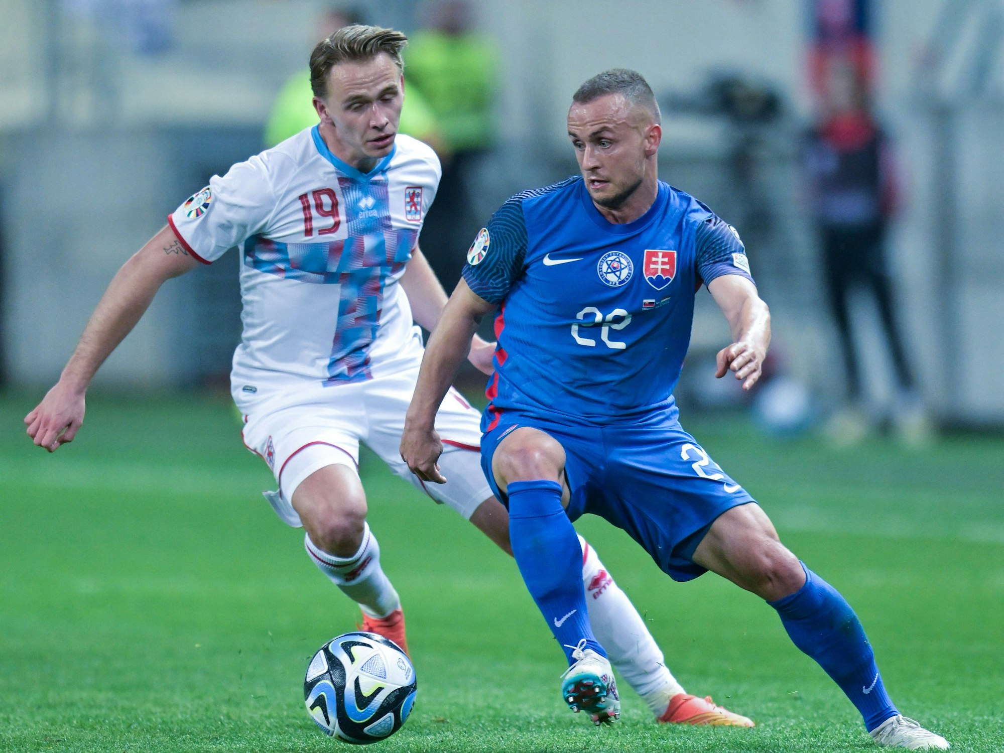 Mathias Olesen im Zweikampf mit Stanislav Lobotka.