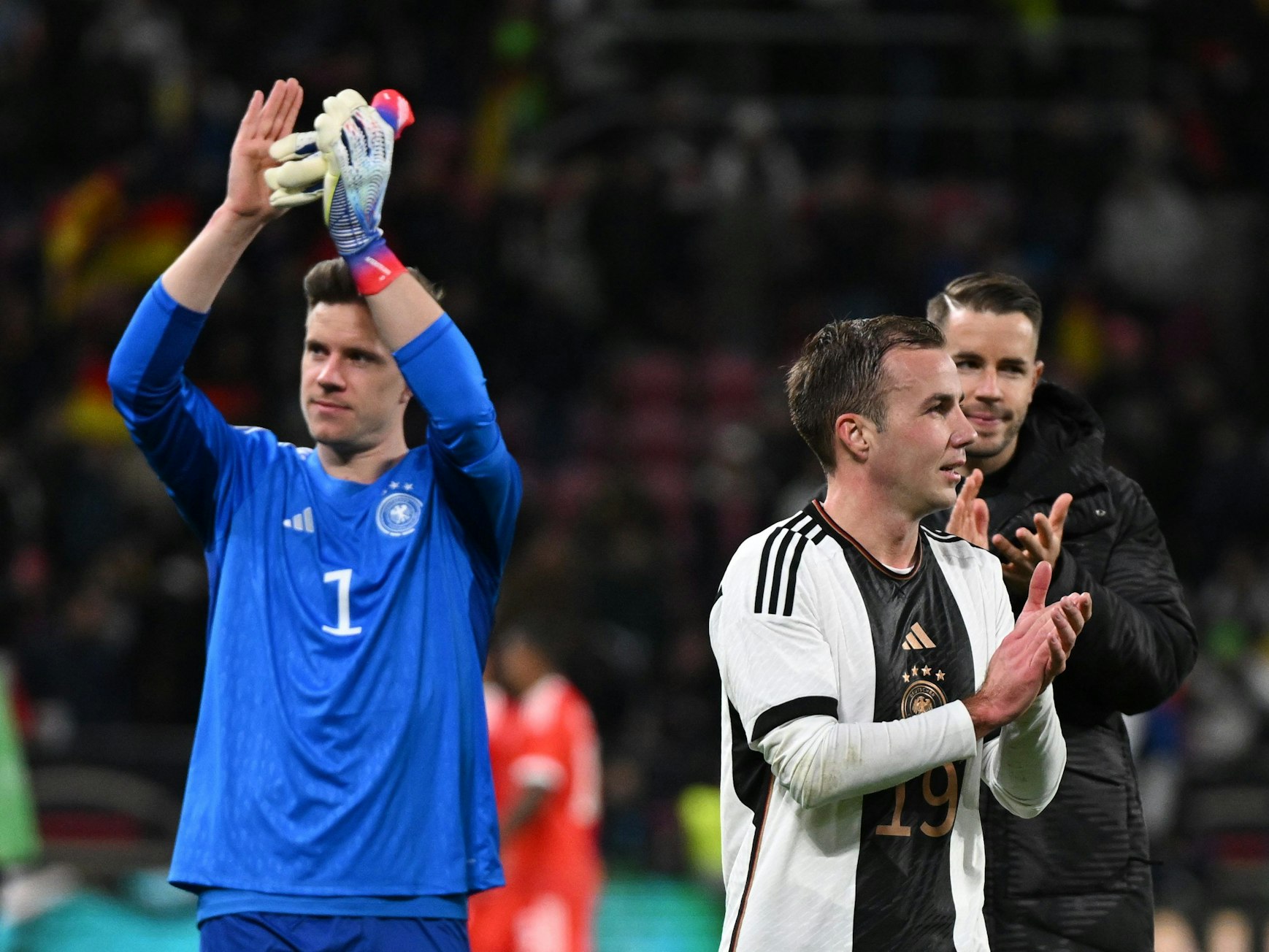 Deutschlands Torwart Marc-André ter Stegen (l-r), Mario Götze und Christian Günther applaudieren nach dem Spiel den Fans.