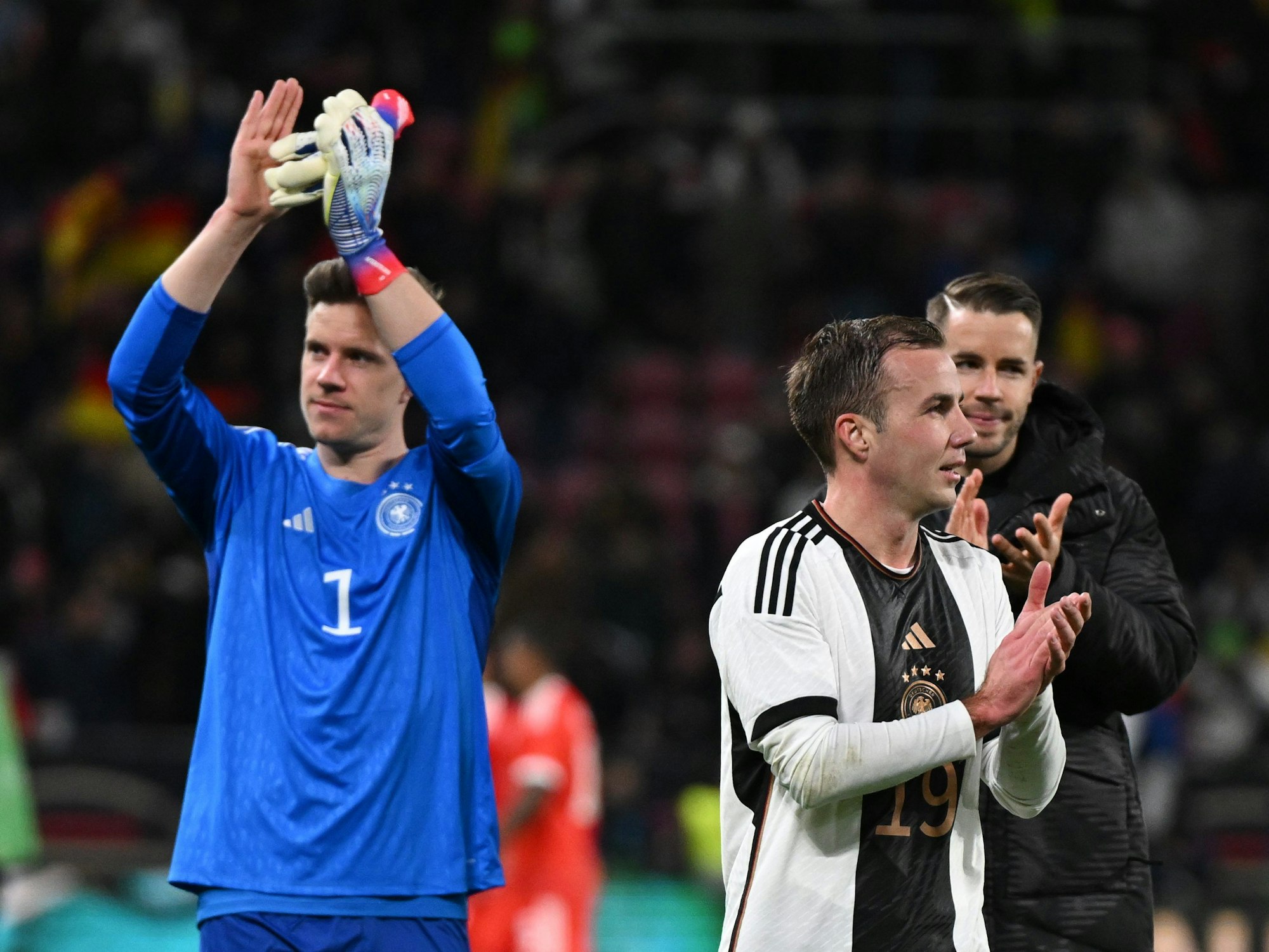 Deutschlands Torwart Marc-André ter Stegen (l-r), Mario Götze und Christian Günther applaudieren nach dem Spiel den Fans.