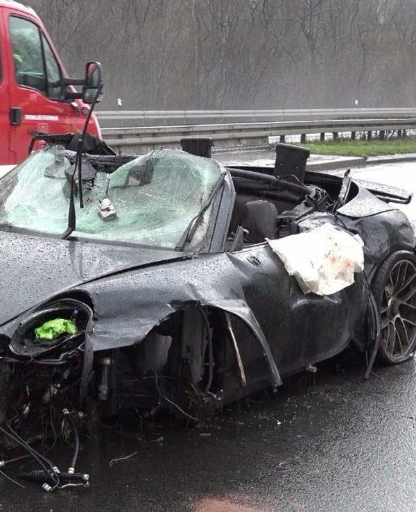 Das Wrack eines Porsches steht auf der Autobahn 3 bei Emmerich.
