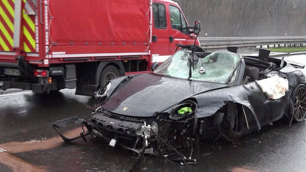Das Wrack eines Porsches steht auf der Autobahn 3 bei Emmerich.