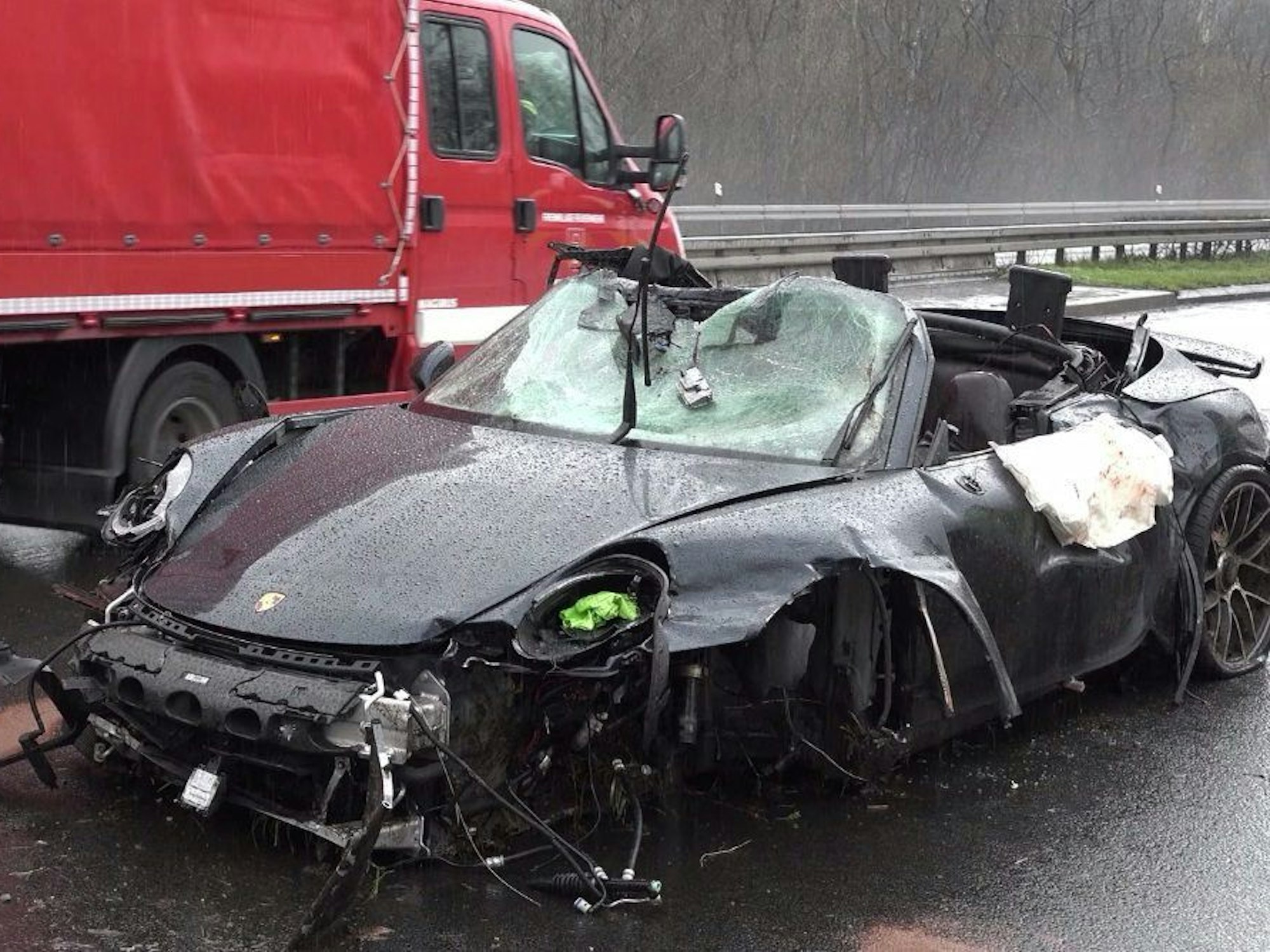 Das Wrack eines Porsches steht auf der Autobahn 3 bei Emmerich.