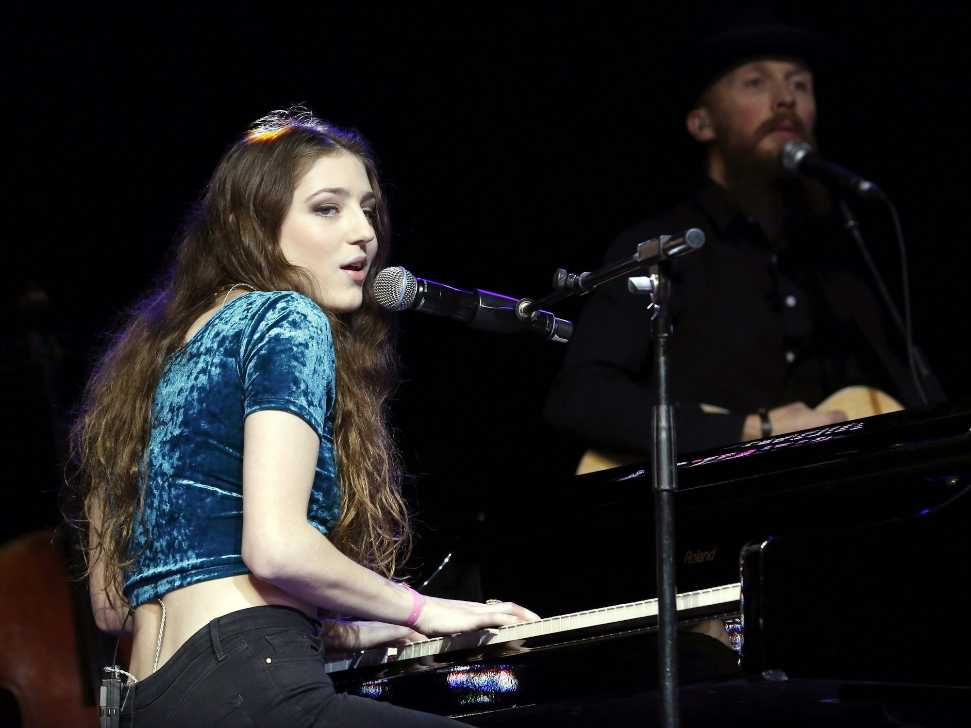 Birdy sitzt bei einem Konzert in Madrid singend am Klavier. Am Sonntag (26. März 2023) sollte sie in Köln auftreten. Das Konzert wurde verschoben.