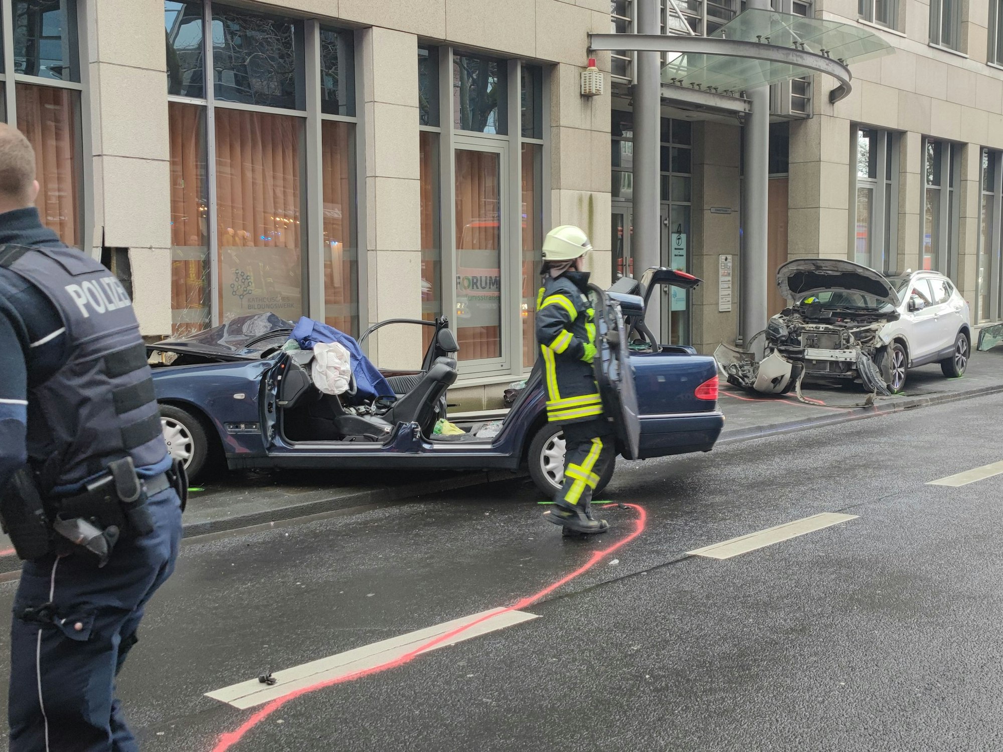 Unfallstelle mit beschädigten Autos.