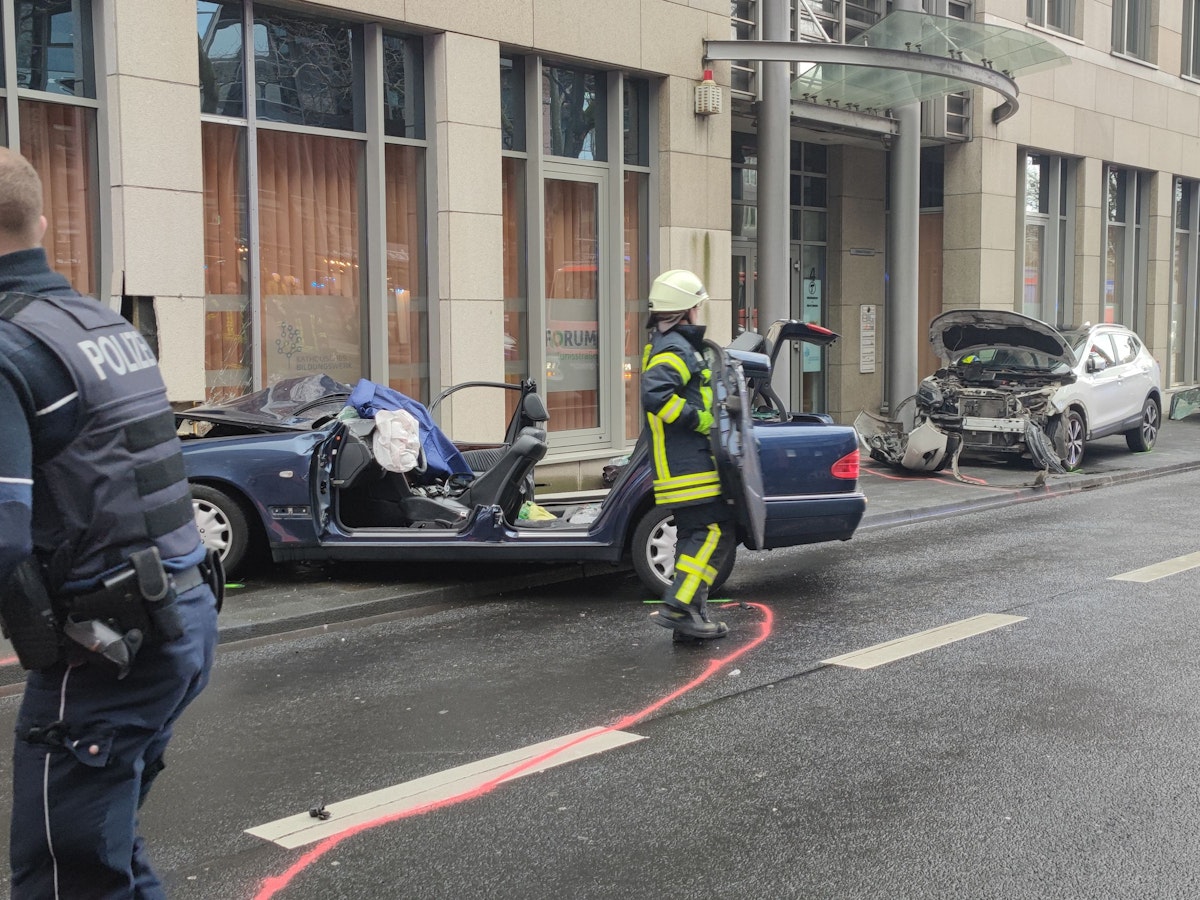 Unfallstelle mit beschädigten Autos.