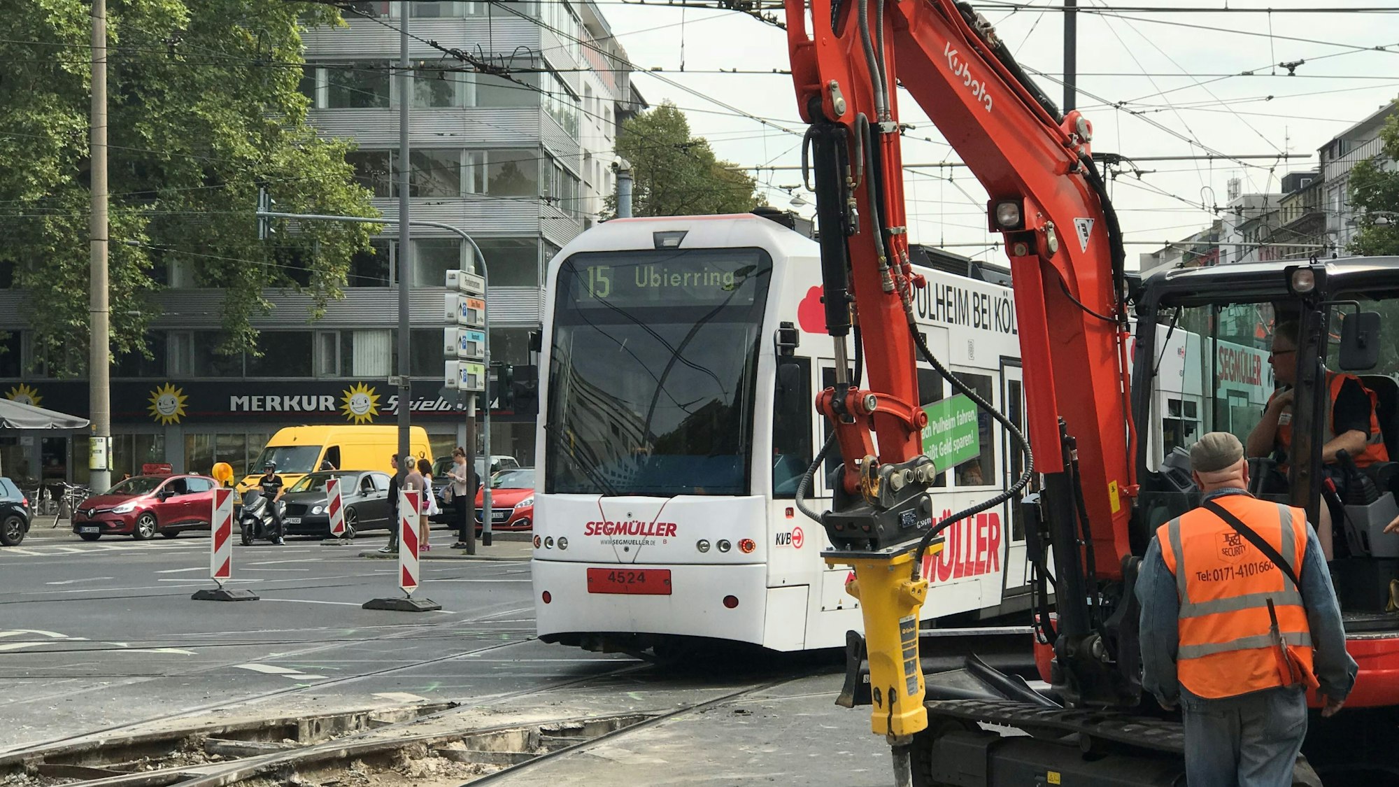 Arbeiten an den Schienen der KVB - eine Linie 15 passiert die Baustelle.