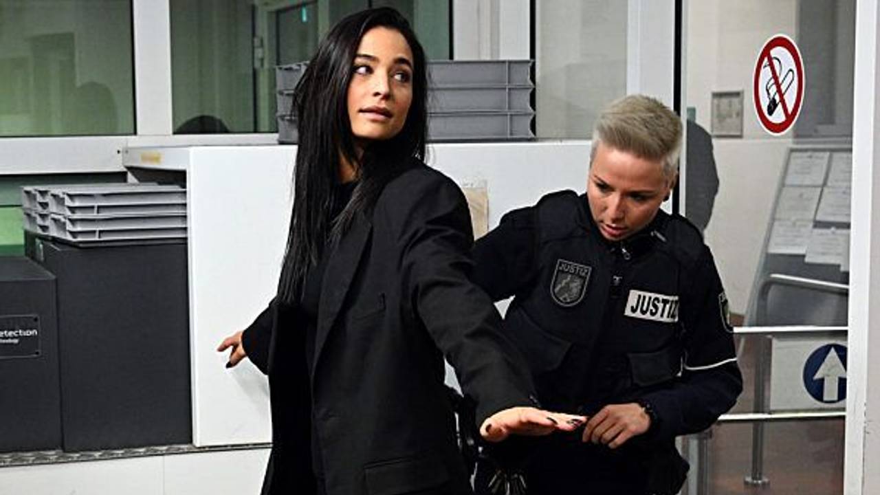 Amira Pocher (l) im Amtsgericht in Köln bei der Sicherheitskontrolle. In einem Prozess um einen Einbruch wird das prominente Fernsehen-Paar im Zeugenstand des Kölner Amtsgerichts erwartet.