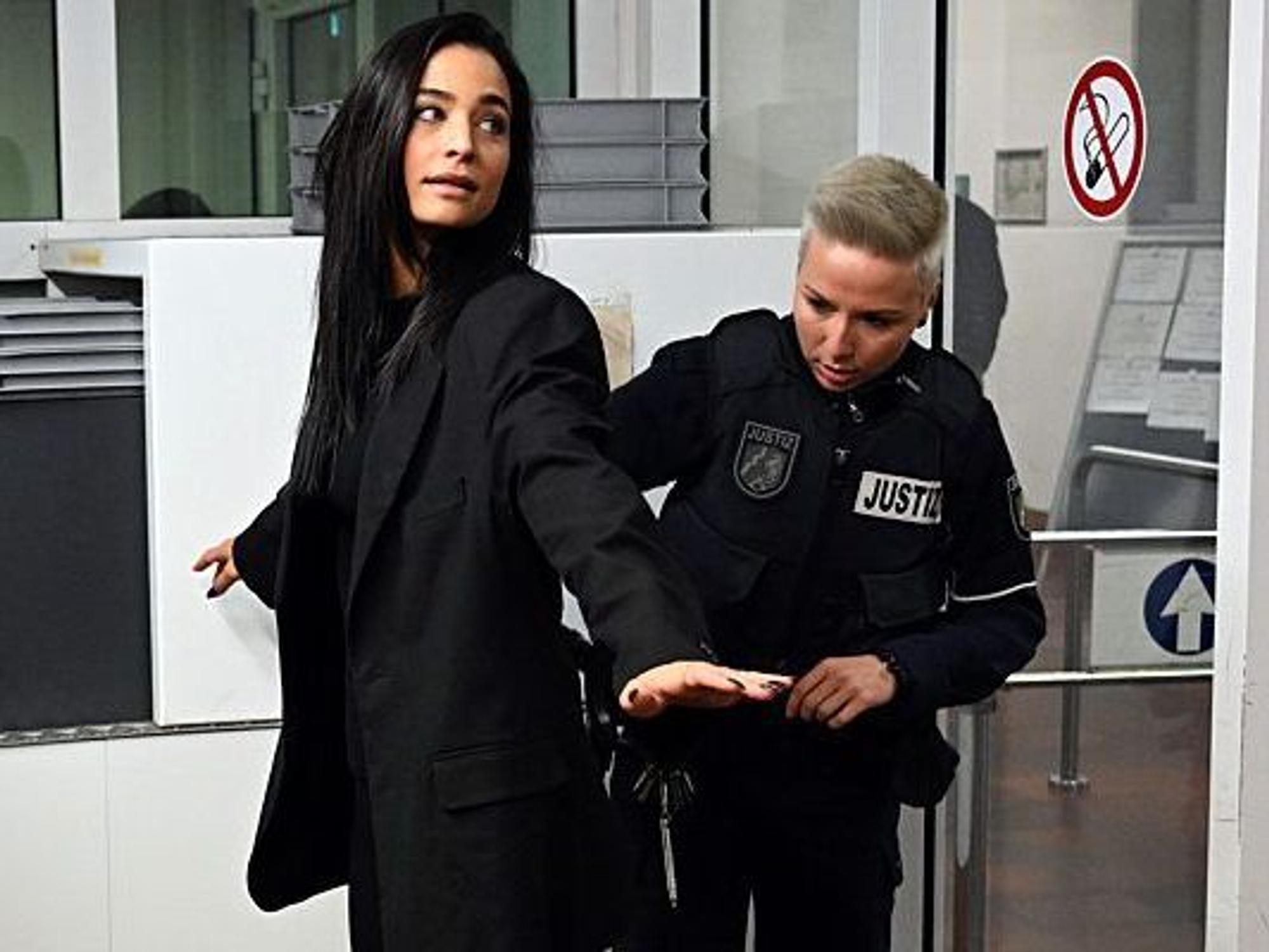 Amira Pocher (l) im Amtsgericht in Köln bei der Sicherheitskontrolle. In einem Prozess um einen Einbruch wird das prominente Fernsehen-Paar im Zeugenstand des Kölner Amtsgerichts erwartet.