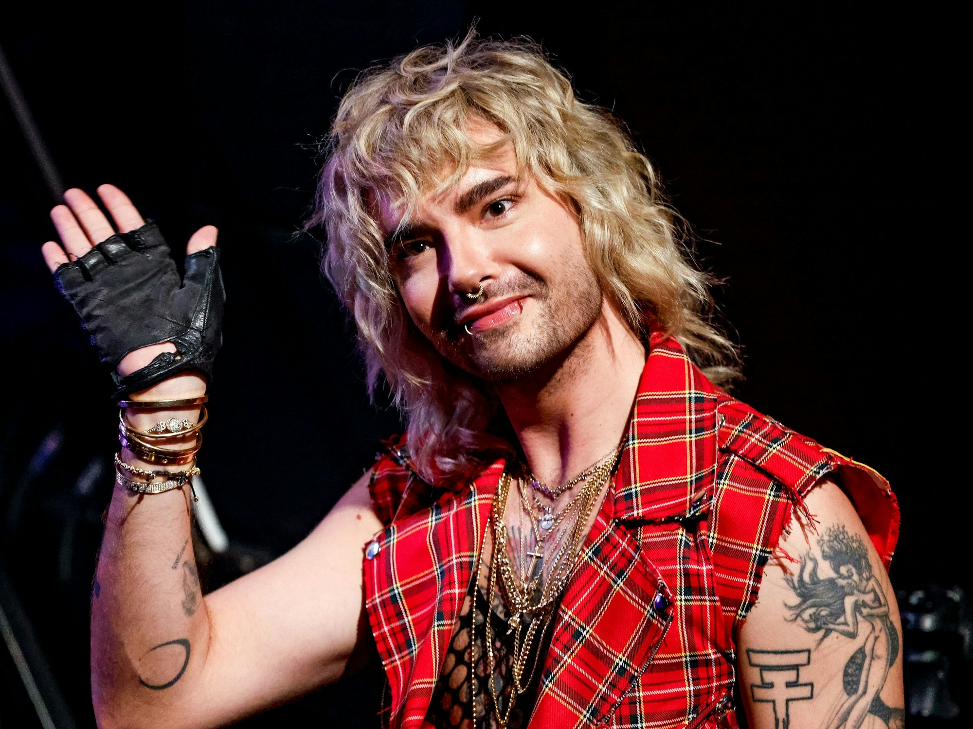 Designer, Musiker und Buchautor Bill Kaulitz steht bei der Verleihung des Anchor Awards 2022 im Rahmen des Reeperbahn-Festivals auf der Bühne in Hamburg. Im Podcast mit Zwillingsbruder Tom spricht der Tokio-Hotel-Frontmann nicht selten auch über sehr private Themen.