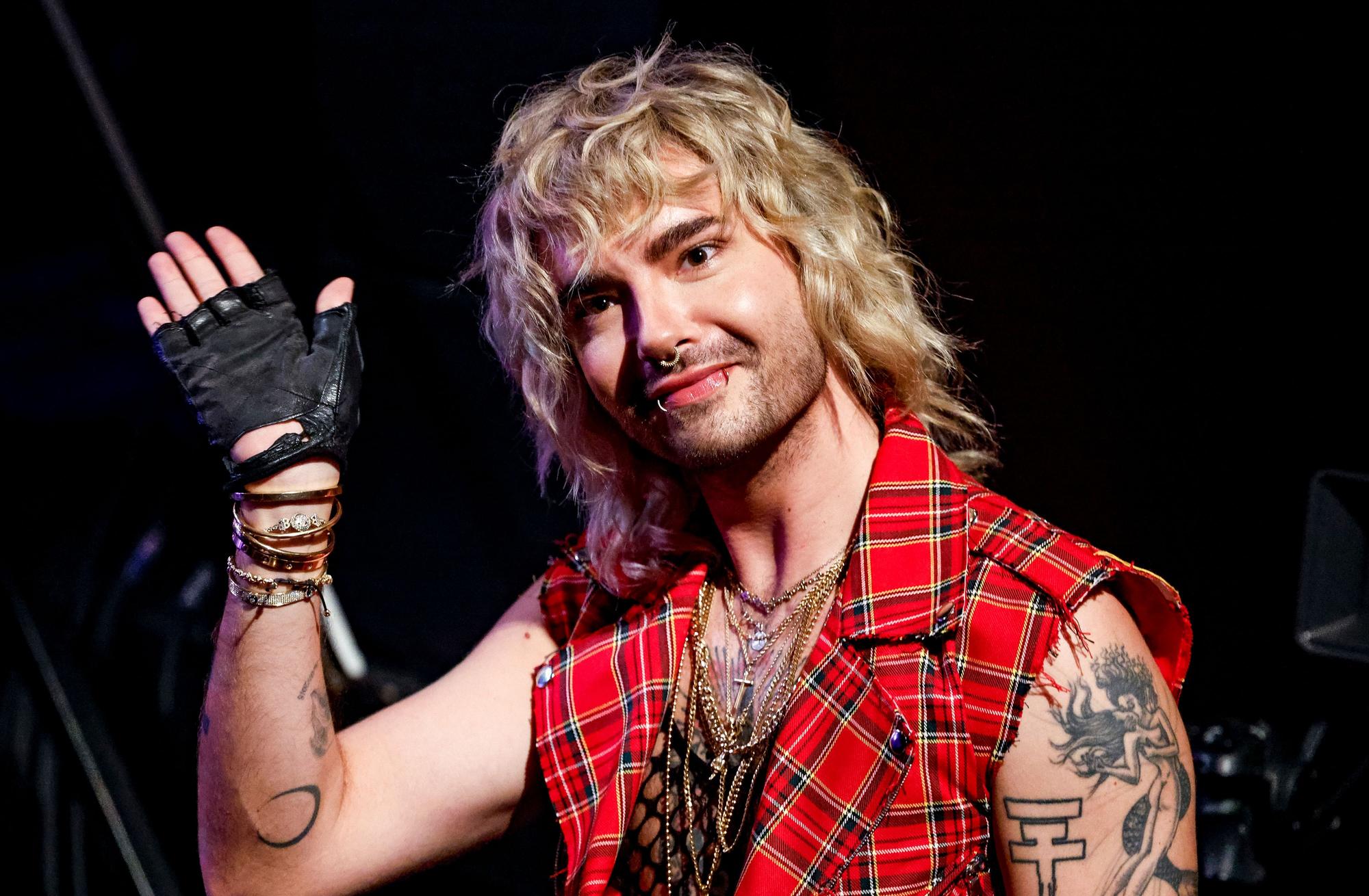 Designer, Musiker und Buchautor Bill Kaulitz steht bei der Verleihung des Anchor Award 2022 im Rahmen des Reeperbahn-Festivals auf der Bühne.